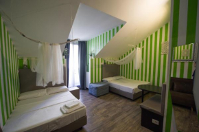 Amazing Attic max 10 People with Parking & Wifi, Near to 3 Tram Lines and to the Metro - well connected to Airports and to the Train Station